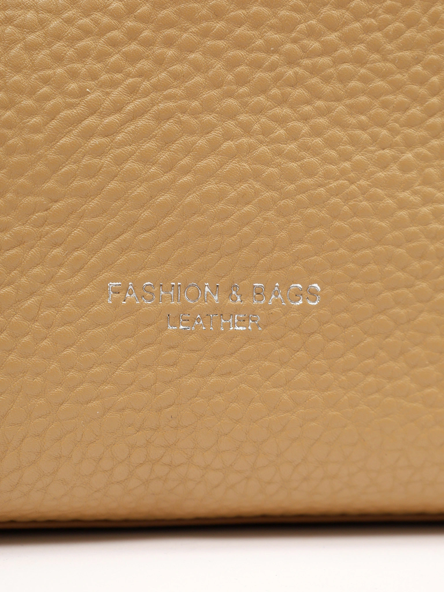 Сумка-кроссбоди  с декоративным брелком в ассортименте